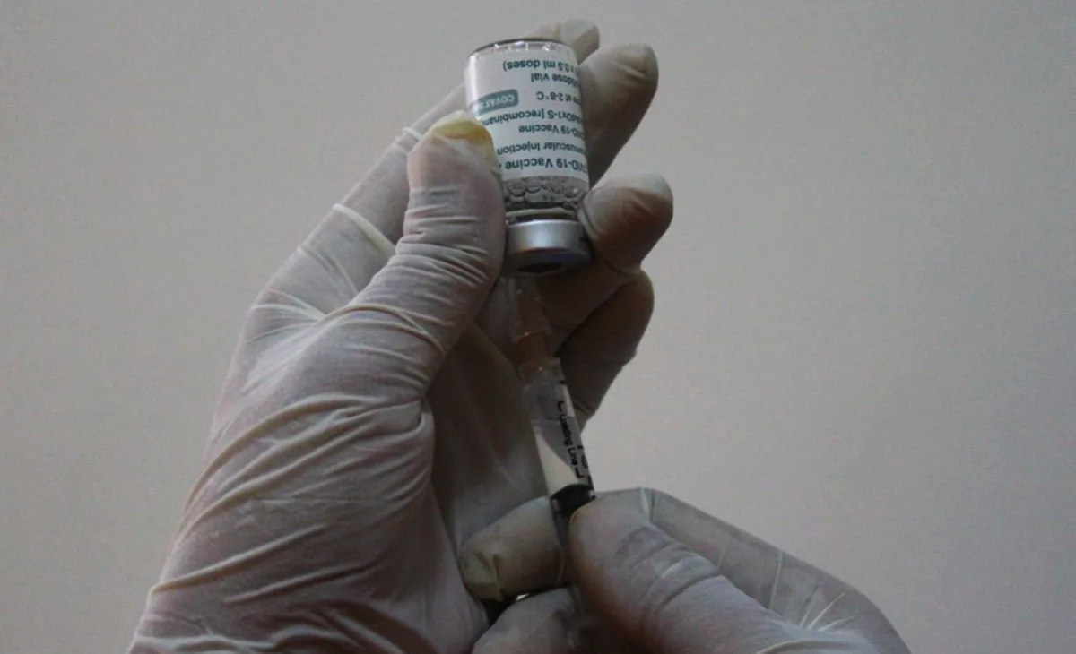 Petugas medis menyiapkan vaksin Covid-19 Astrazeneca sebelum disuntikkan kepada karyawan hotel di Rumah Sakit Mardiwaloeja, Malang, Jawa Timur, Kamis 20 Mei 2021) 