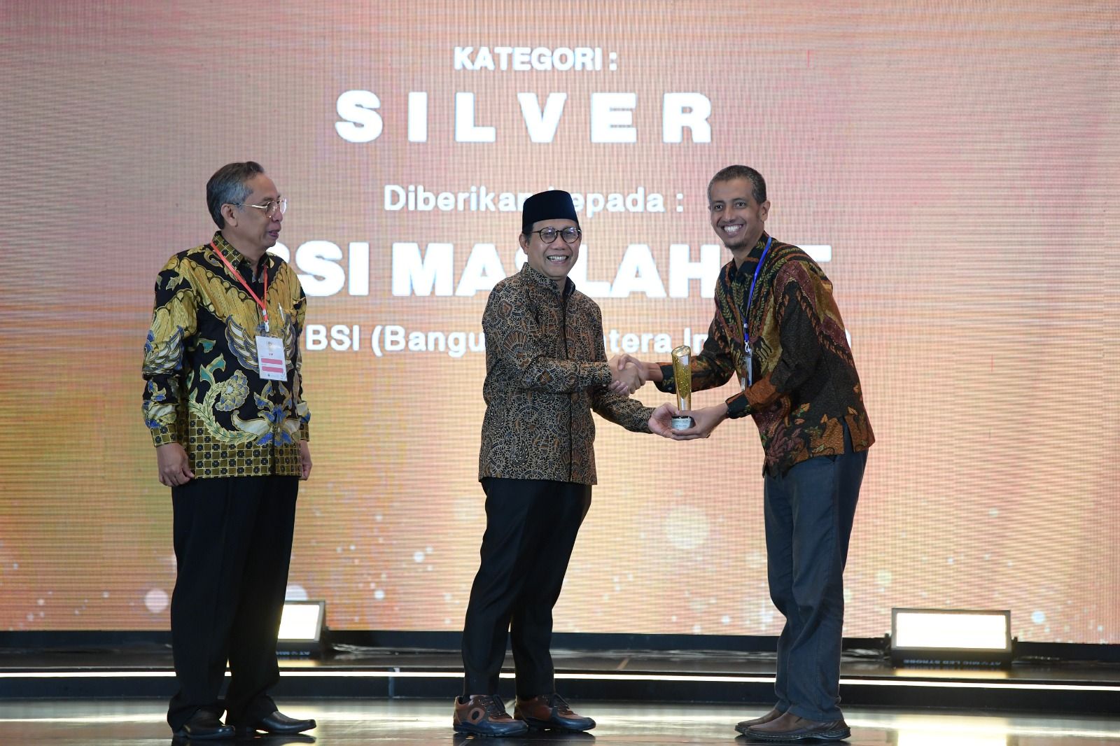 Penghargaan diserahkan Menteri Desa, PDTT Abdul Halim Iskandar serta Ketua Umum ISSF Sudarmanto kepada Direktur Empowerment & Education BSI Maslahat, Rusdi Musa Ishak. Sumber: BSI Maslahat 