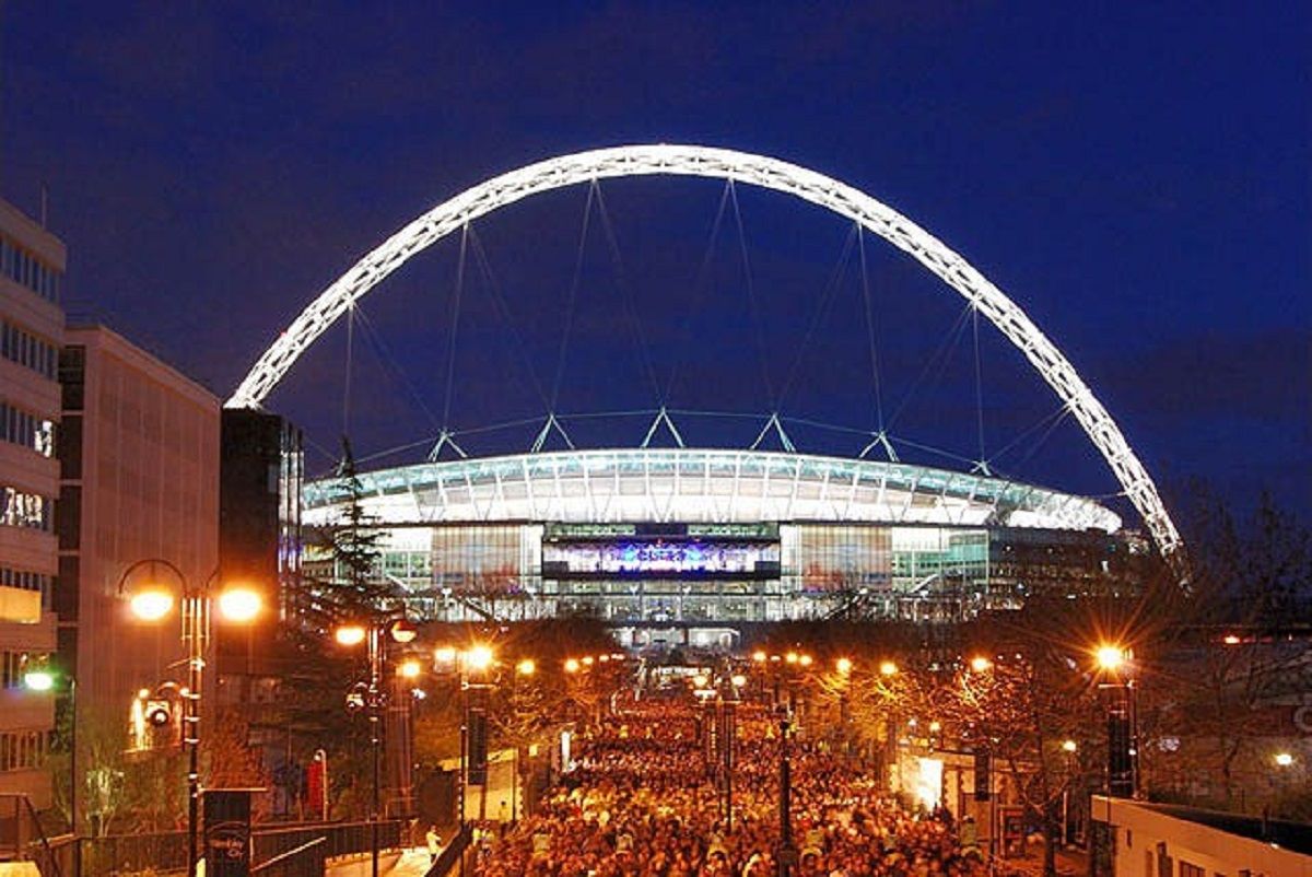 Stadion Wembley tampak indah dari luar dimalam hari