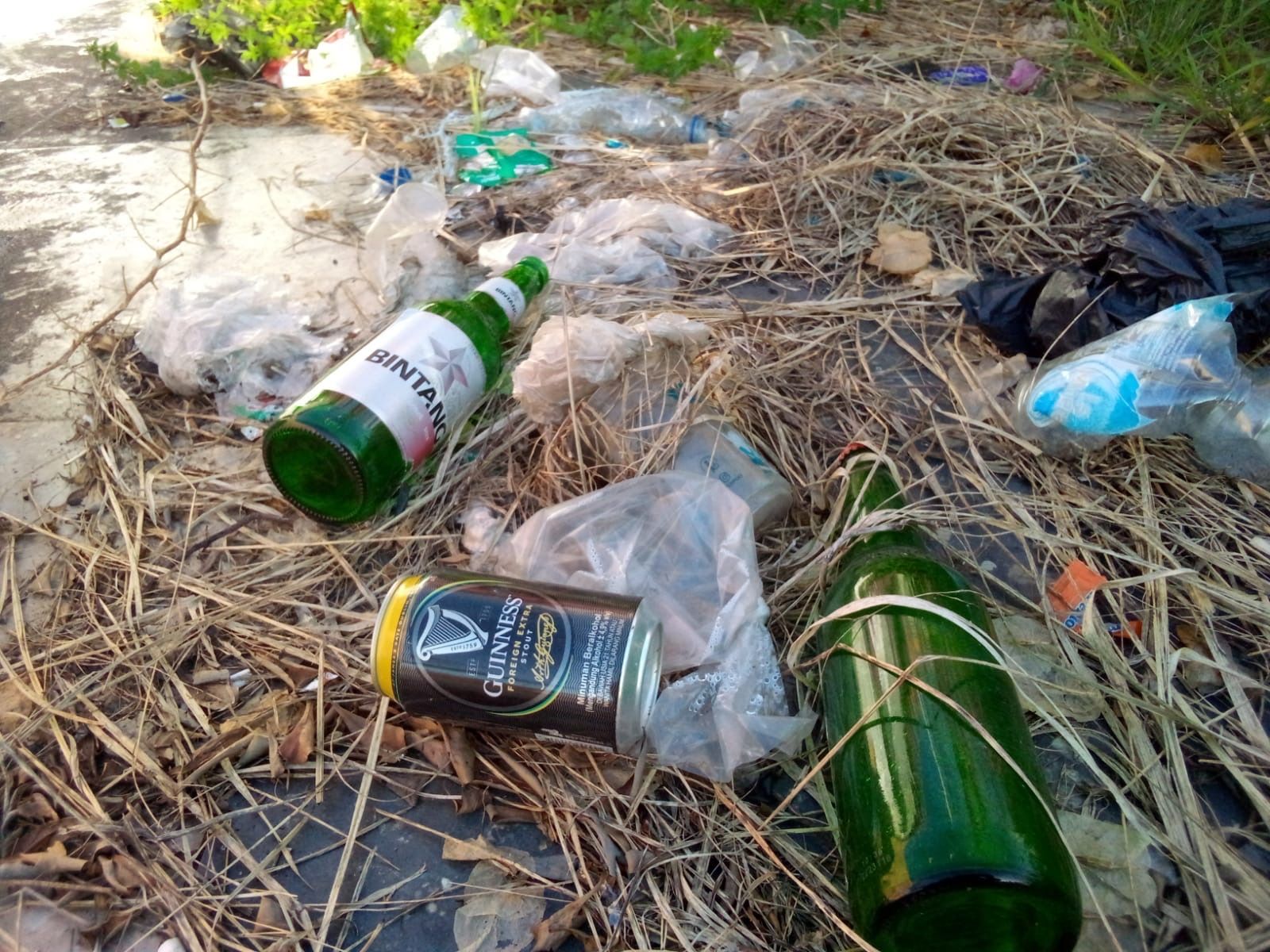 botol bir dan kemasan miras captikus berhamburan di lokasi PJKC Morotai