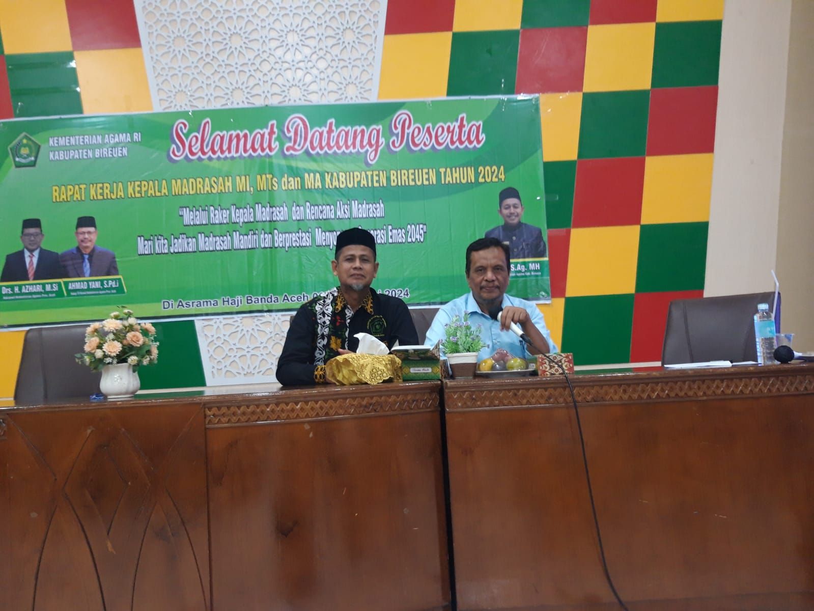 Akademisi Universitas Syiah Kuala (USK) Prof Dr Sofyan A.Gani, MA sedang memberikan materi pada kegiatan Raker Kepala Madrasah dan Pengawas se-Kabupaten Bireuen kemarin