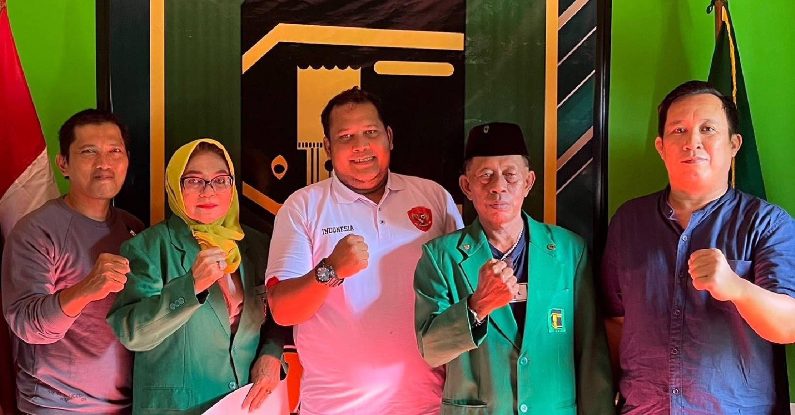 Albani Adry saat berfoto bersama tim dan pengurus DPC PPP Beltim saat mengambil berkas pendaftaran sebagai calon wakil bupati Belitung Timur