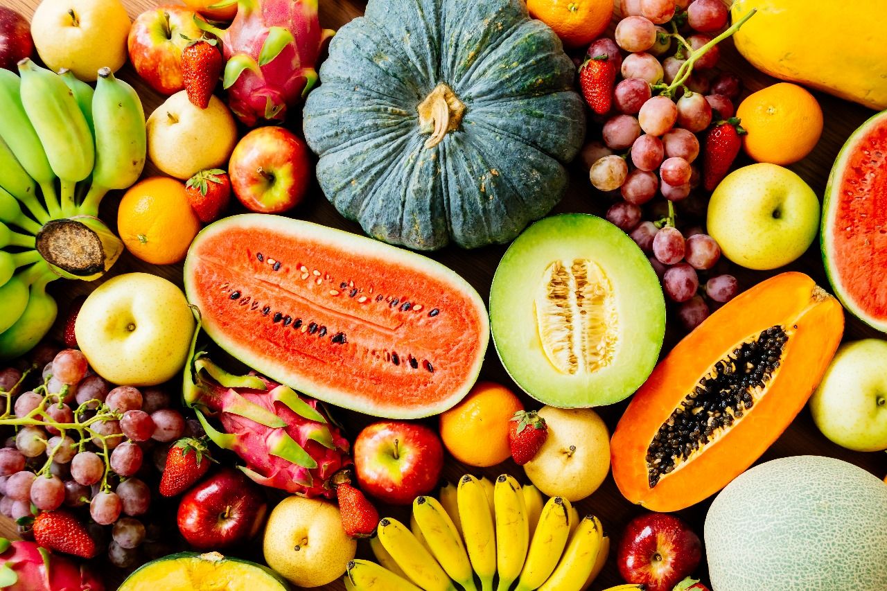 Ilustrasi buah buahan yang bagus untuk kesehatan mata.
