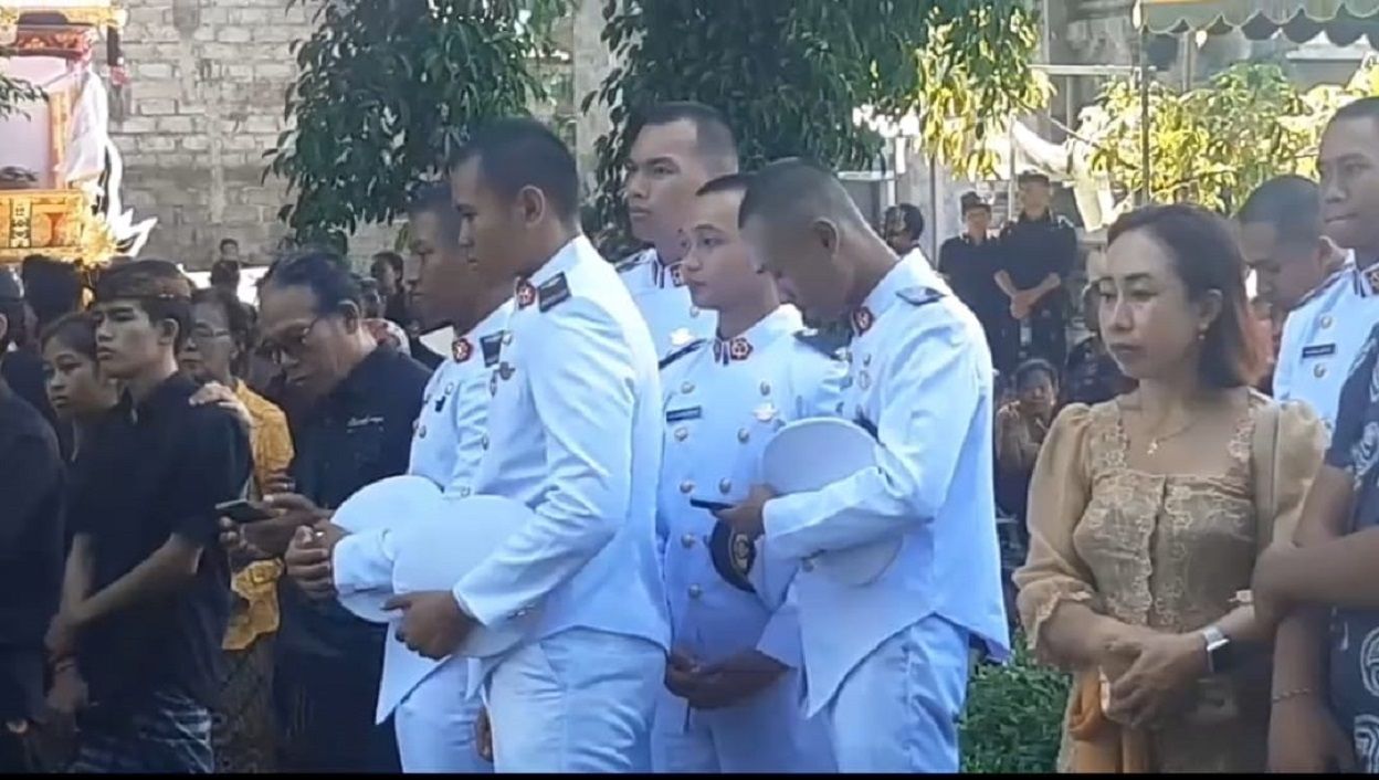 Rekan-rekan Putu Satria tak kuasa menahan kesedihan mengantarkan rekannya menjalani proses upacara Ngaben, Juam 10 Mei 2024.