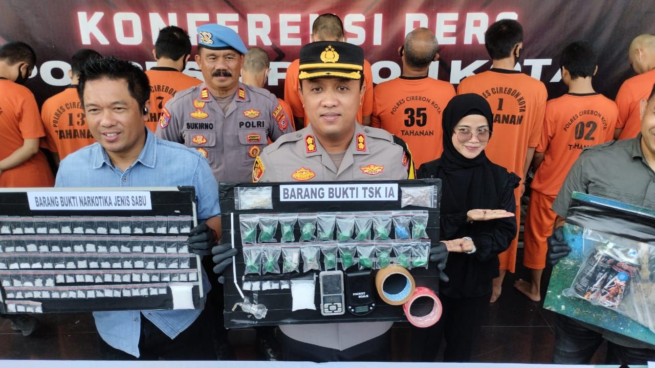 Kapolres Cirebon Kota AKBP M Rano Hadiyanto menunjukan sejumlah barang bukti kasus narkoba dalam konfers pers, Jumat, 10 Mei 2024.