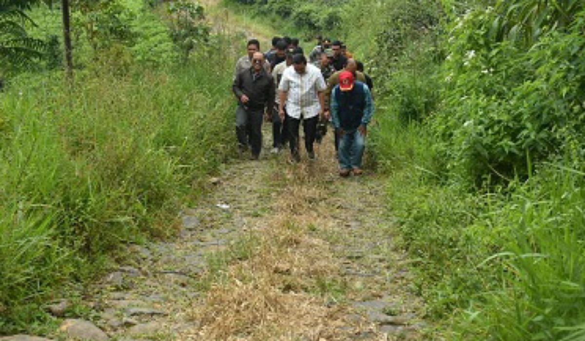 Pj Bupati Sumedang Yudia Ramli saat meninjau langsung lokasi jalan Cisoka-Cibubut 