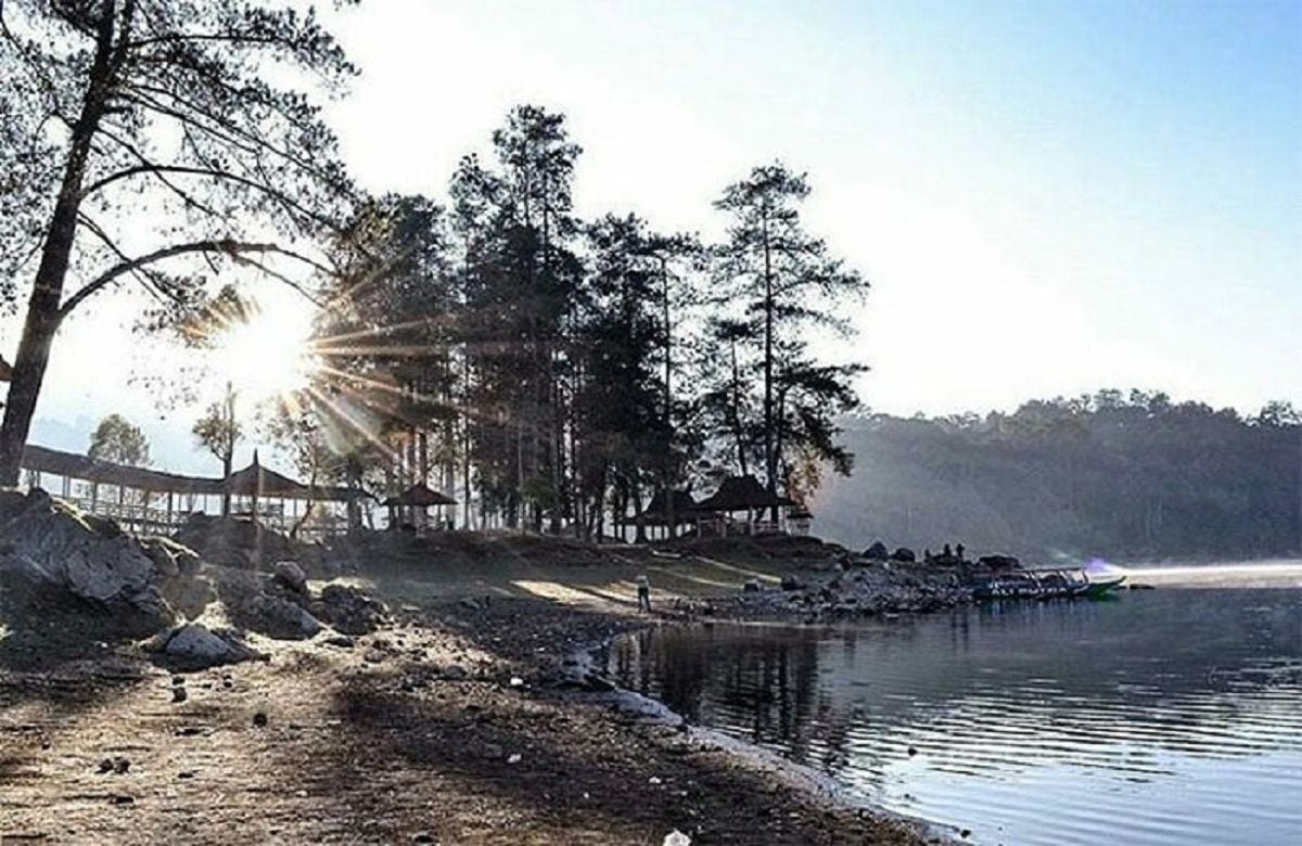 Situ Patenggang, sebuah danau yangberada di Ciweidey memberikan pesona tersendiri bagi pengunjung/isbtagram@situpatenggangbandung