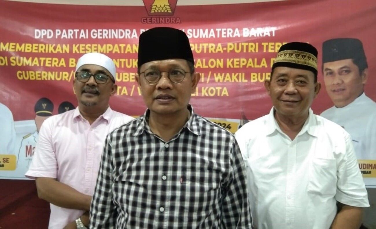 Ketua DPC Partai Gerindra Pasaman Barat, Erianto didampingi Bendahara dan Sekretaris DPC Partai Gerindra Pasaman Barat