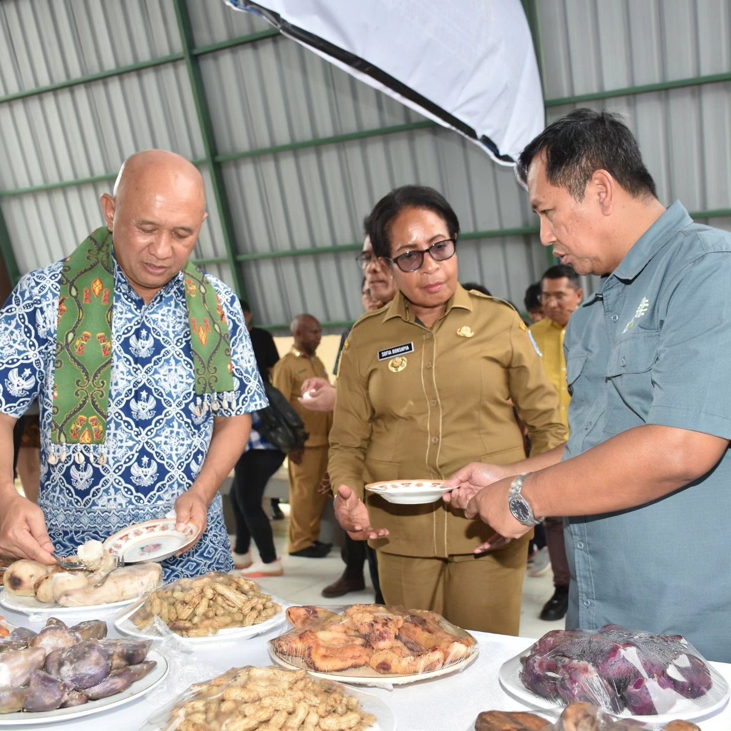 Menteri Koperasi dan UKM (MenkopUKM) Teten Masduki meresmikan Pasar Rakyat Biak, di Kelurahan Fandoi, Biak Numfor serta meninjau para pedagang pada hari Selasa, (7/5/2024).