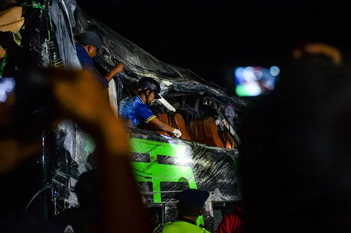 Petugas kepolisian mengevakuasi korban kecelakaan bus pariwisata di Desa Palasari, Kecamatan Ciater, Kabupaten Subang, Jawa Barat, Sabtu, 11 Mei 2024. 