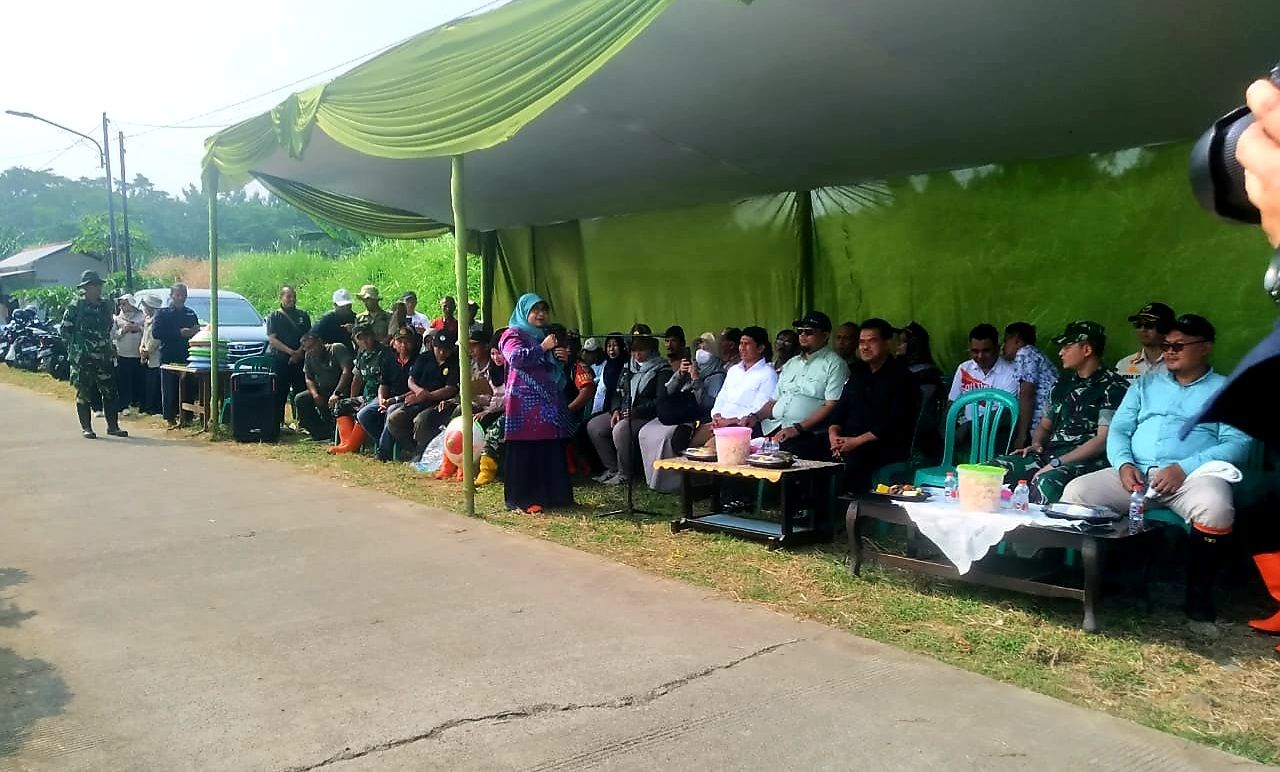 Pj Wali Kota Banjar, Hj.Ida Wahida Hidayati saat memberikan sambutan sebelum penanaman padi 20 hektar di Kota Banjar.