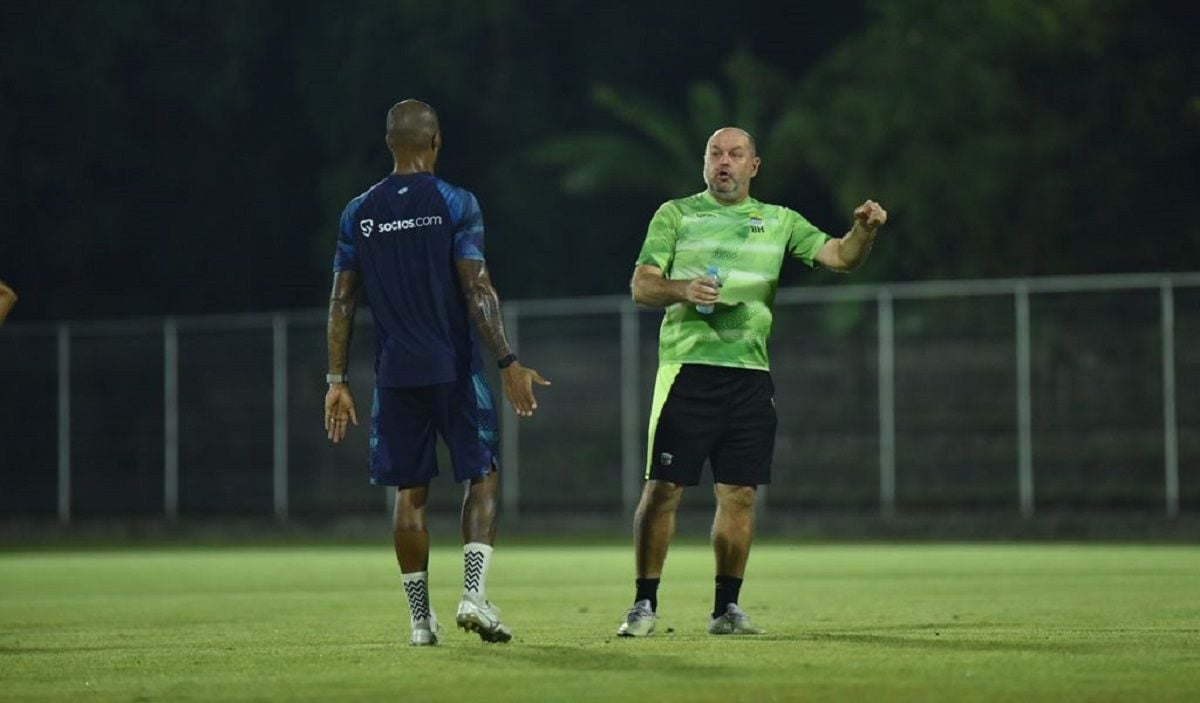 Pelatih Persib Bandung, Bojan Hodak memberi arahan kepada David da Silva pada sesi latihan malam di Stadion Gelora Samudra, Kuta, Denpasar, Minggu, 12 Mei 2024.*/Persib.co.id/Barly Isham
