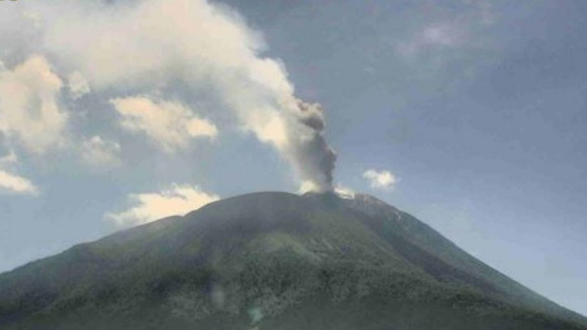 Gunung Ili Lewotolok saat mengalami erupsi atau meletus.