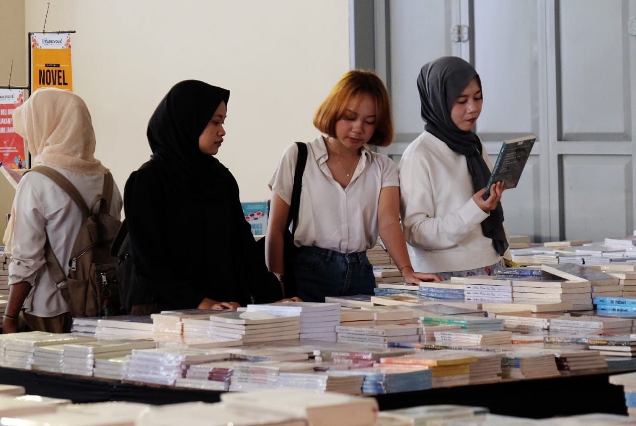 Sejumlah mahasiswa saat mengunjungi stand buku 'Harbukfes 2024' yang digelar di Lab Terpadu Untirta Sindangsari Kabupaten Serang Banten, Senin 13 Mei 2024