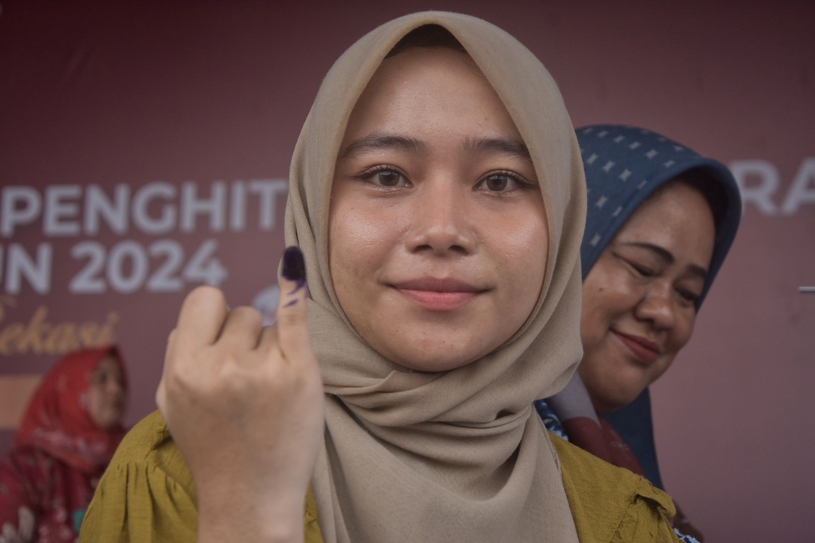 Warga mengikuti simulasi pemungutan suara yang digelar KPU Kabupaten Bekasi di Plaza Pemerintah Kabupaten Bekasi, Cikarang Pusat, Rabu, 31 Januari 2024. 