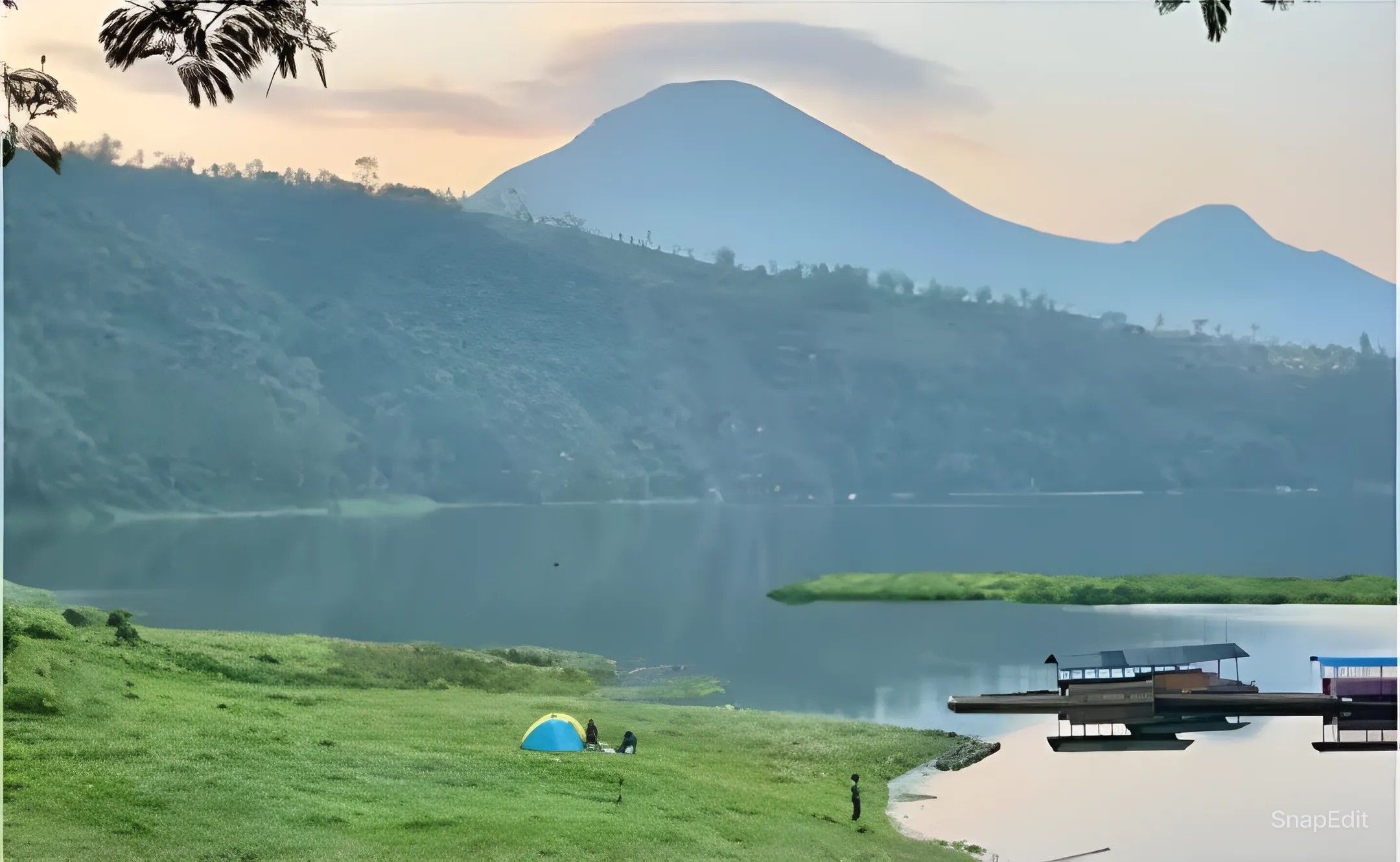 Telaga Menjer di Garung, Wonosobo, Jawa Tengah, adalah salah satu destinasi tersembunyi yang memikat bagi para wisatawan yang mencari pengalaman alam yang autentik dan memukau. Foto : istimewa