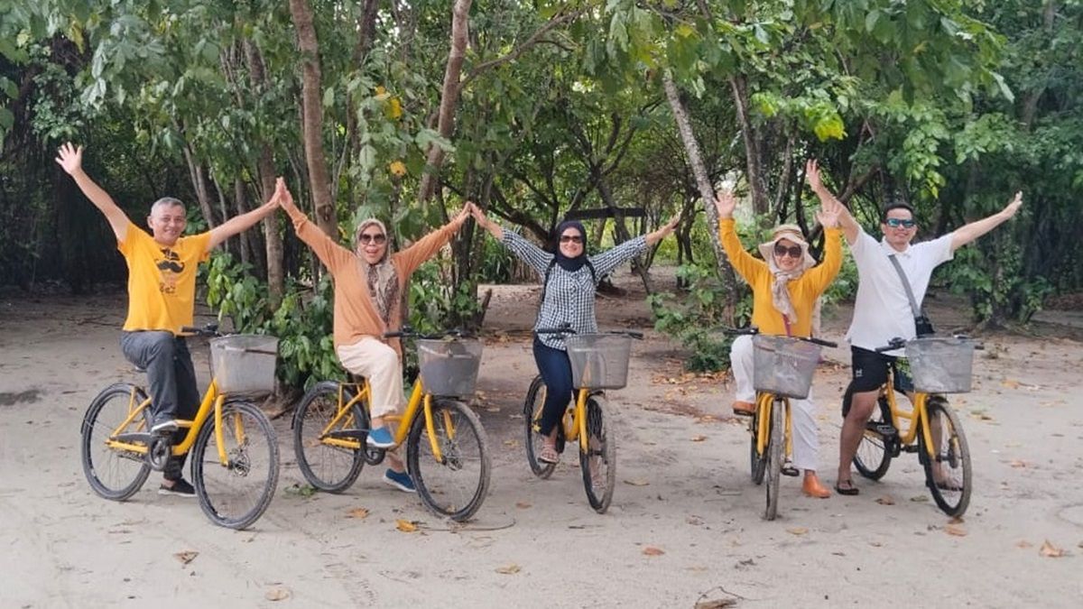 Anggota Baraya menyempatkan main sepeda di Pulau Pari.*