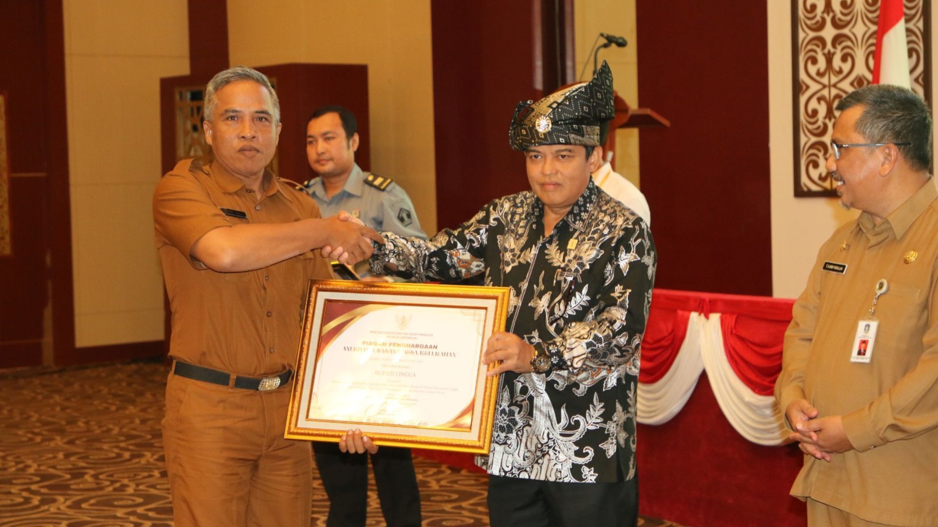 Piagam penghargaan untuk Bupati Lingga yang diterima langsung oleh perwakilan dari Pemkab Lingga