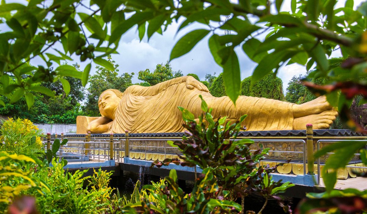 Patung Buddha Tidur di Maha Vihara Mojopahit, destinasi unik untuk merayakan Waisak 2024 di Mojokerto /Shutterstock/Daniel_Ferryanto