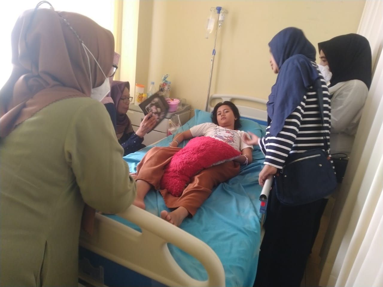Pasien anak DBD warga Sukagalih Kelurahan Talagasari Kecamatan Kawalu Kota Tasik saat Dirawat di RS Islam Kota Tasik dijenguk keluarganya.