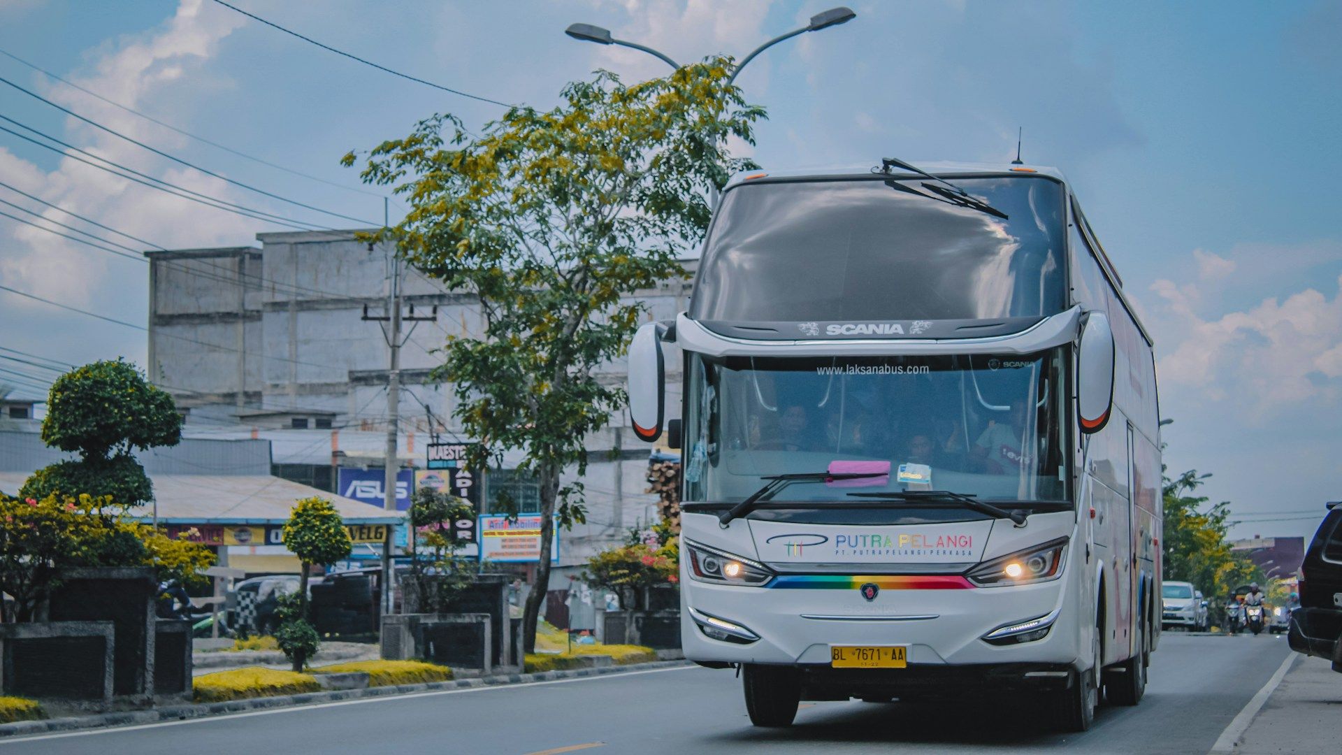 Jelajah Bandung dengan Nyaman: Panduan Memilih Rental Bus Pariwisata Terbaik