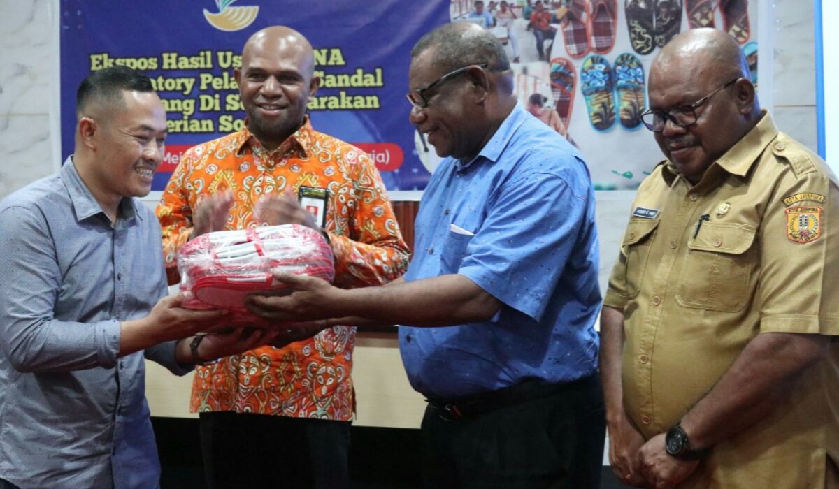 Pihak Hotel Raja Jayapura membeli langsung sandal hotel buatan perempuan Papua