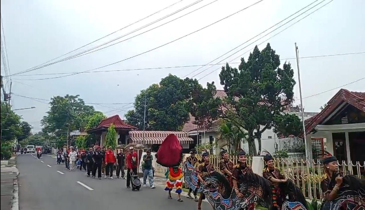 Rombongan Fokki datang berjalan kaki menuju Kantor DPC PDI Perjuangan Yogyakarta dengan diiringi kirab kebudayaan tradisional jathilan dan pengiring berbusana adat Jawa.