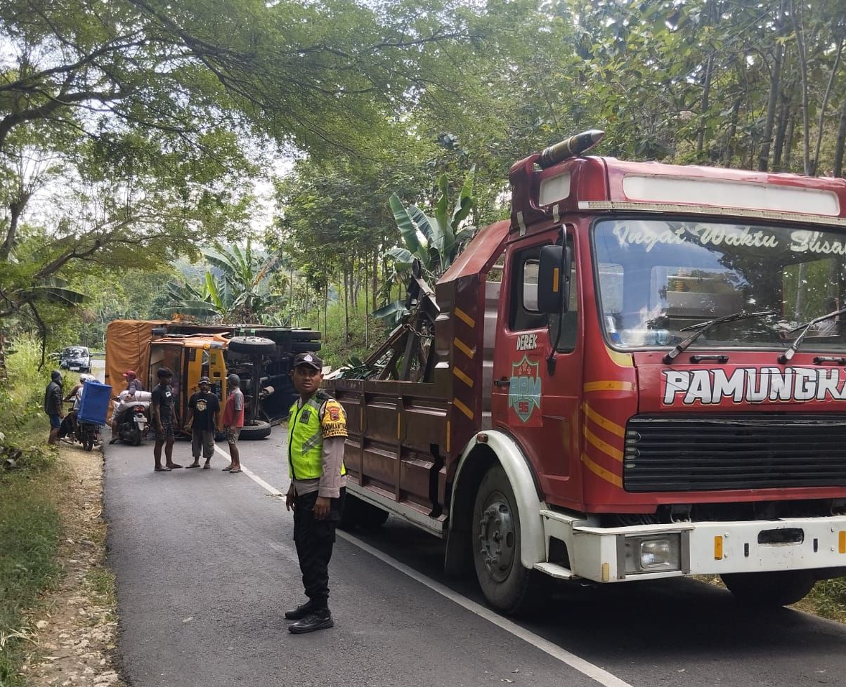 Truk Pengangkut Kardus Makanan Ringan Terguling Di Jatipohon Grobogan ...