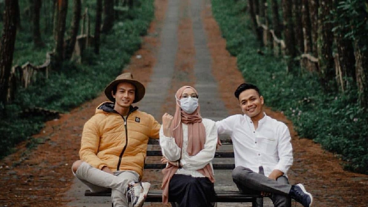 3 pengunjung sedang berfoto bersama di Hutan Pinus Kragilan