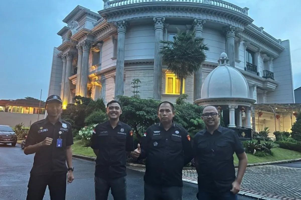 Tim Pelacakan Aset Direktorat Penyidikan Jampidsus Kejaksaan Agung berdiri di depan rumah sitaan milik tersangka TN di Serpong, Banten, Selasa (14/5/2024). ANTARA/HO-Puspenkum Kejagung.