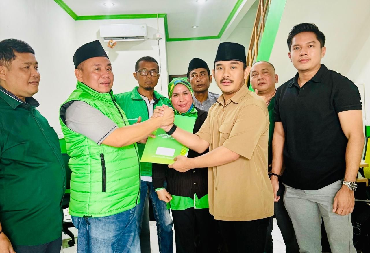 Ketua DPC PPP Cecep Noer menyerahkan surat tugas pada Ade Kuswara Kunang maju pada Pemilihan Bupati dan Wakil Bupati Bekasi.