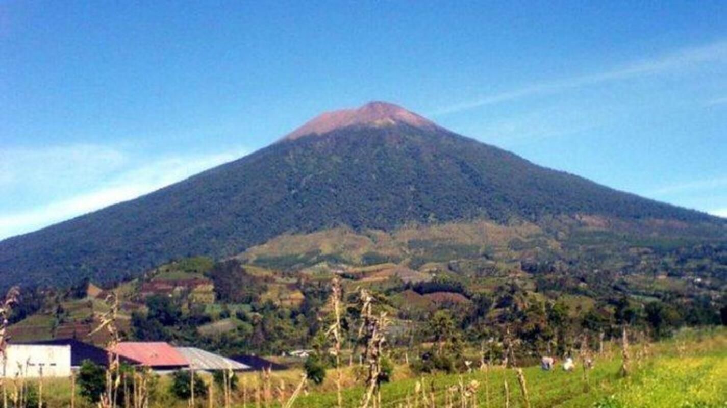 Aktivitas Vulkanik Meningkat, Badan Geologi Perluas Jarak Bahaya Gunung Slamet. Gunung Sllamet berada ketinggian 3.428 mdpl salah gunung tertinggi di Jawa Tengah yang keberadaan menyimpan misteri, mistis dan mitos