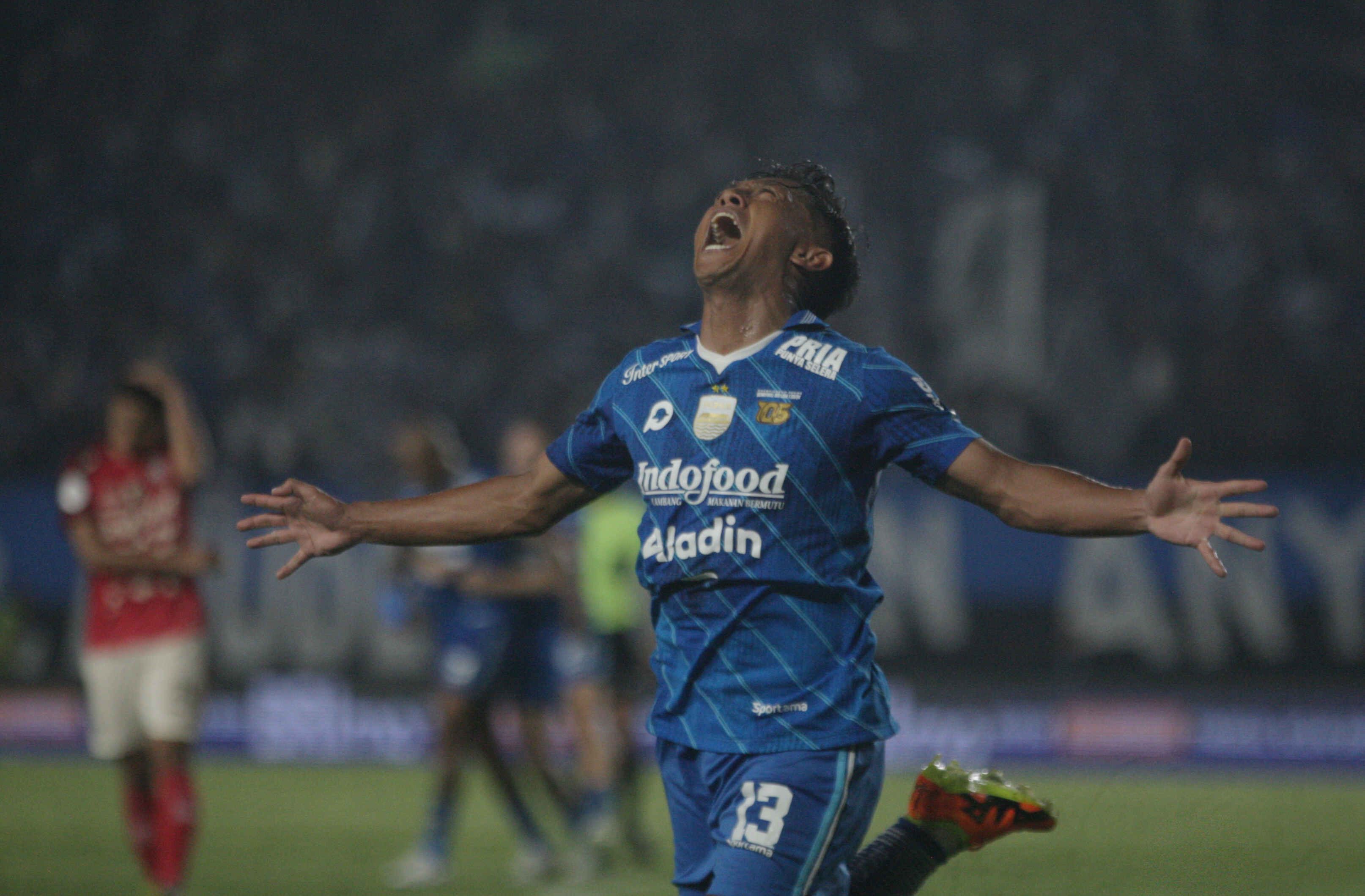 Luapan emosional pemain Persib Bandung, Febri Hariyadi setelah berhasil mencetak gol ke gawang Bali United yang dikawal Adilson Maringa pada pertandingan Leg 2 Championship Series di Stadion Si Jalak Harupat, Kabupaten Bandung, Sabtu (18/5/2024). Dalam laga tersebut skuad anak asuh Bojan Hodak menang dengan skor 3-0, dan memastikan melaju ke babak final.