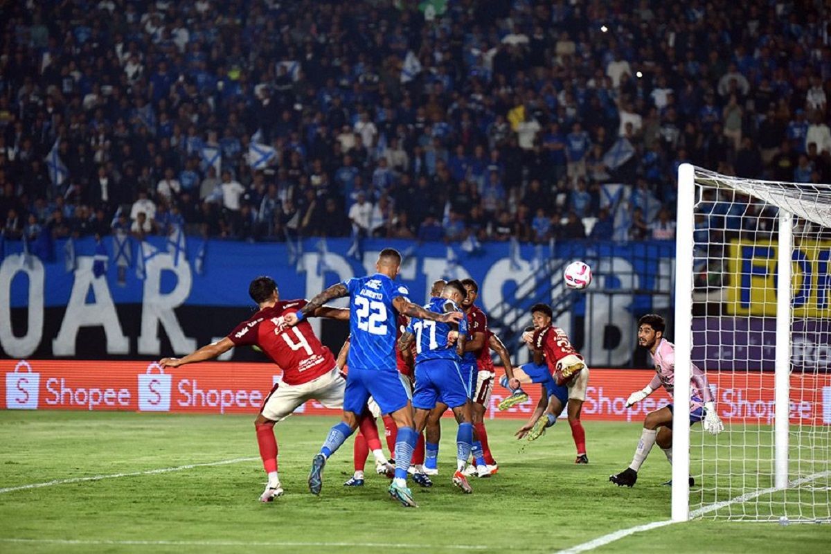 Ciro Alves mencetak gol hasil sundulannya saat pertandingan Persib Bandung menghadapi Bali United di Stadion Si Jalak Harupat Kabupaten Bandung, Sabtu 18 Mei 2024 malam. Maung Bandung menang telak sor 3-0.*/Persib.co.id/Sutanto Nurhadi Permana