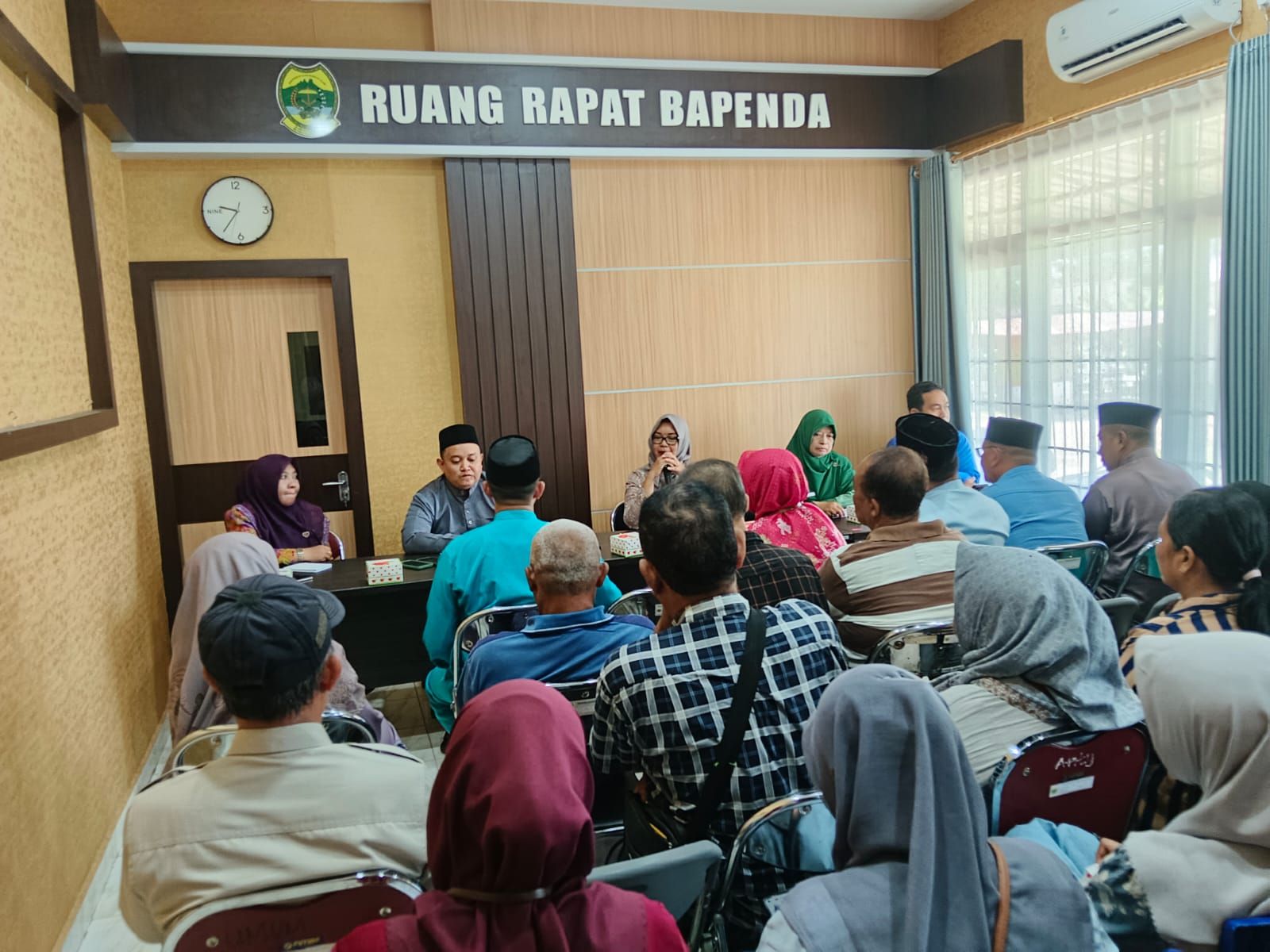 Acara ini berlangsung di ruang rapat kantor Bapenda Lingga di Dabo Singkep, Kabupaten Lingga, pada Jumat (17/5/2024)