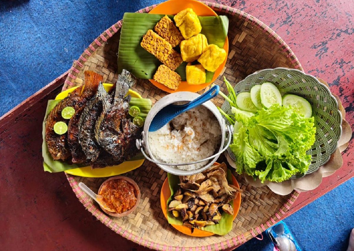 Ilustrasi Nasi liwet dengan menu makan khas Subang