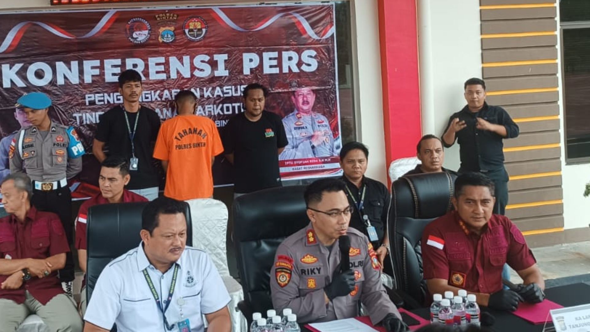 Kalapas Narkotika Tanjungpinang, Edi Mulyono (kanan) turut hadir pada konferensi pers pengungkapan pengedar sabu yang terekam CCTV Lapas Narkotika Kelas IIA Tanjungpinang di Mako Polres Bintan