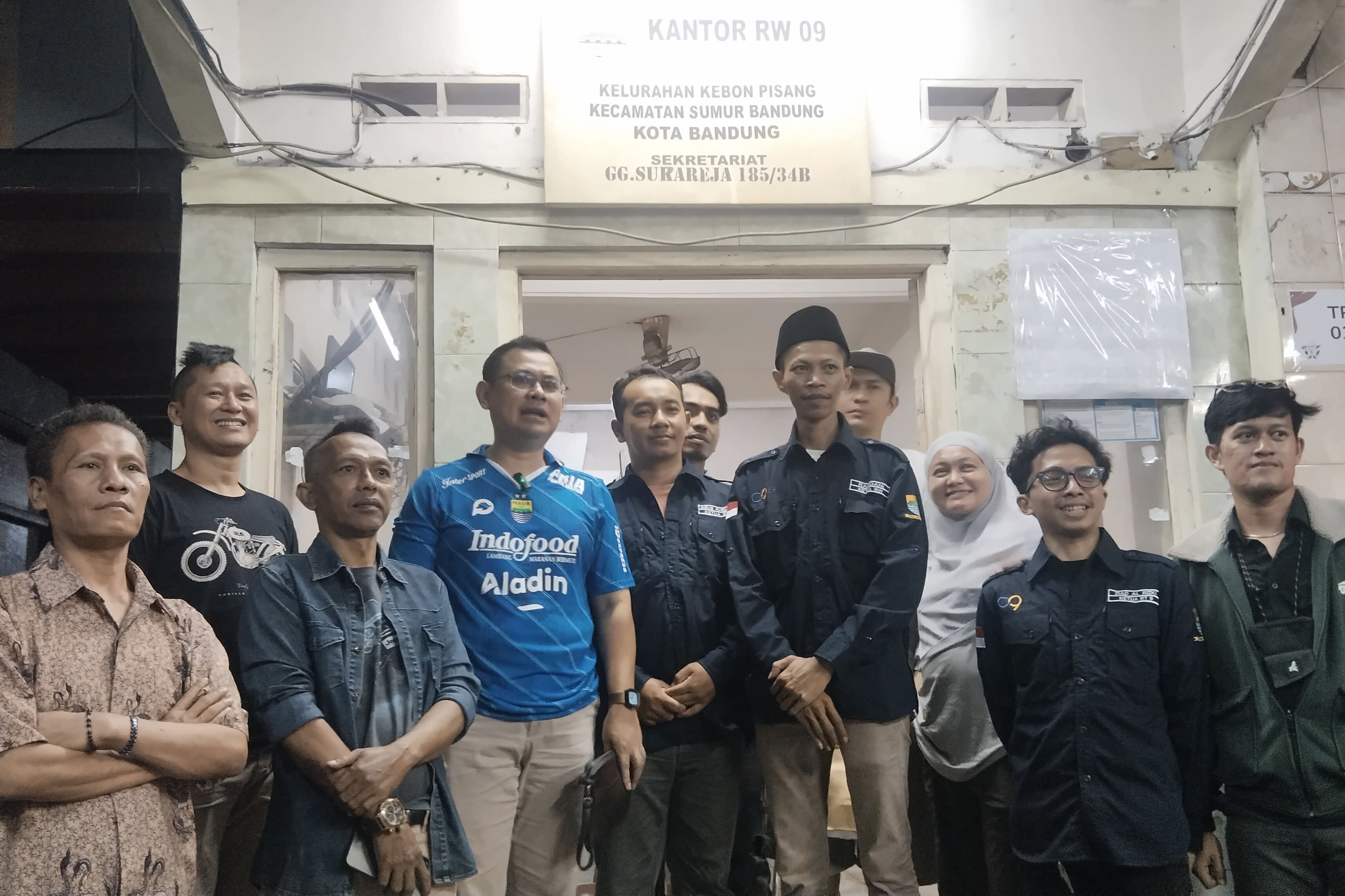 Bakal Calon Wali Kota Bandung Arfi Rafnialdi (keempat kiri) berfoto bersama dengan warga seusai nonton bareng di RW 9 Kebon Pisang, Sumur Bandung, Kota Bandung, Sabtu (18/5/2024) malam. 