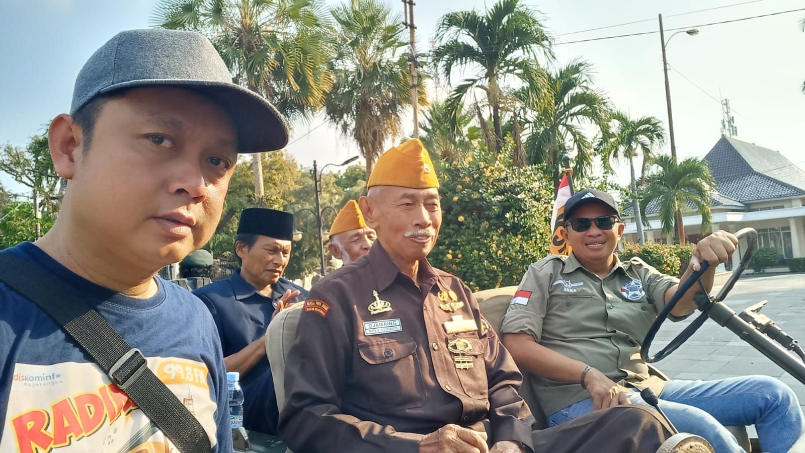 Tokoh veteran saat konvoi dengan jeep tua dalam rangkaian HUT ke-534 Kabupaten Majalengka.*