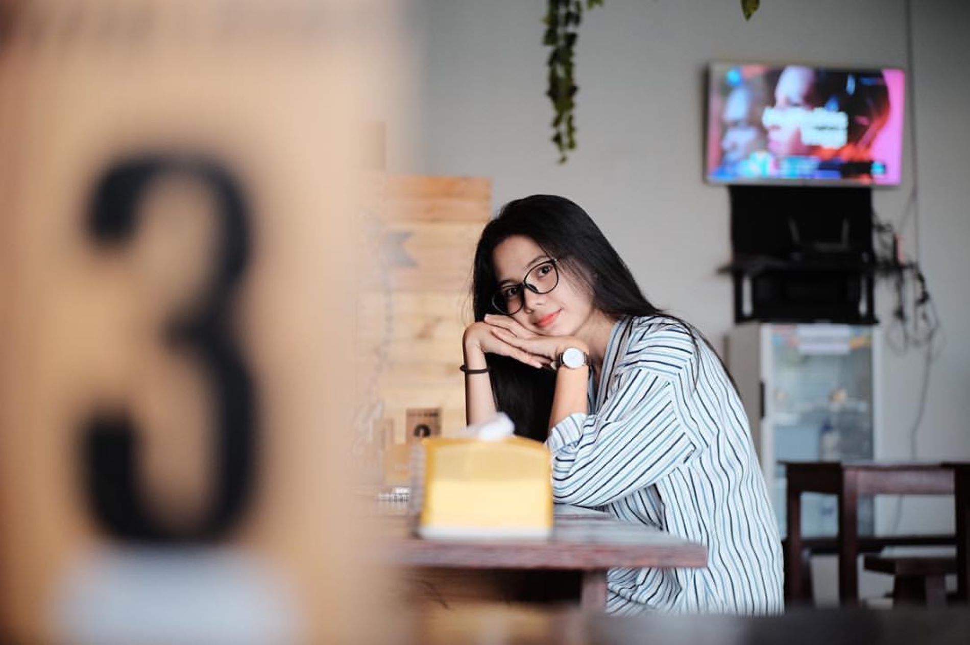 Pelanggan saat nongkrong di coffee story/Instagram/@saftyirianitambengi