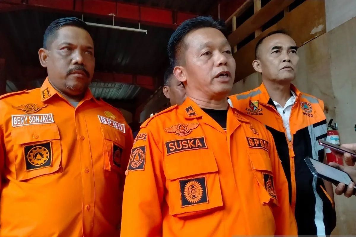 Kepala Pelaksana BPBD Kabupaten Bandung Uka Suska Puji Utama (tengah) saat memberikan keterangan di Kabupaten Bandung, Jawa Barat. (ANTARA/Rubby Jovan)