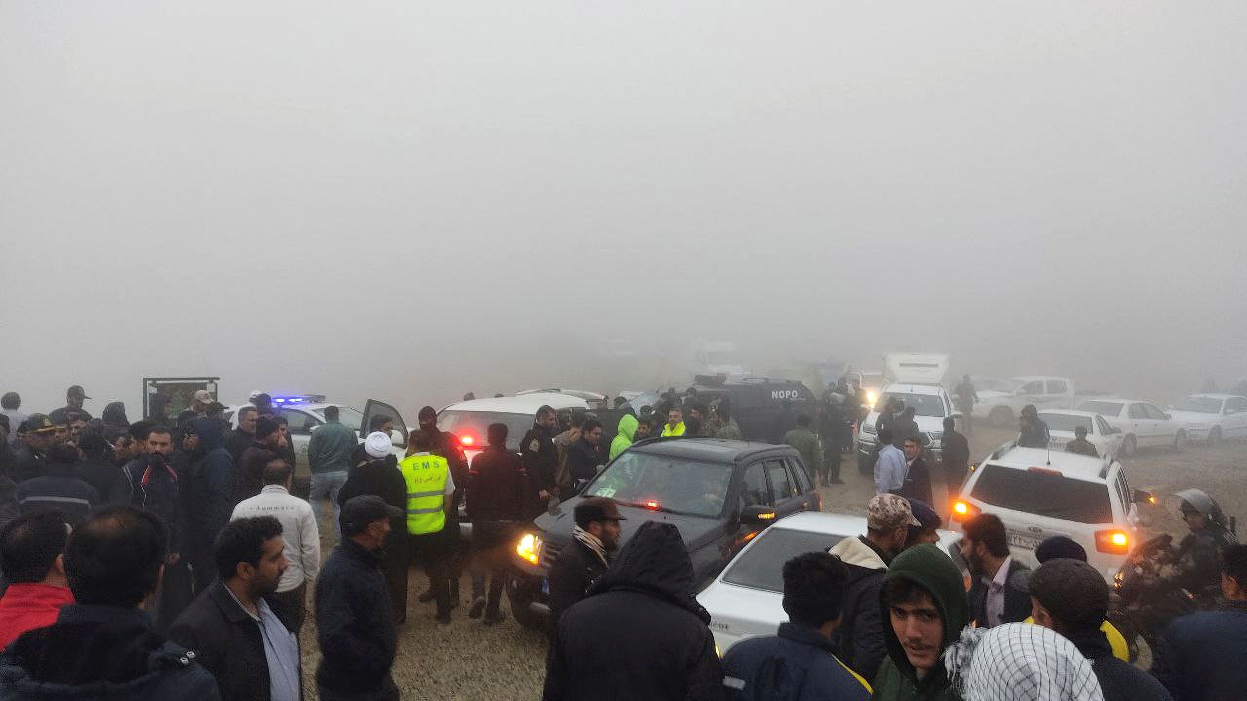 Kendaraan penyelamat terlihat setelah jatuhnya helikopter yang membawa Presiden Iran Ebrahim Raisi, di Varzaqan, Provinsi Azerbaijan Timur, Iran , 19 Mei 2024. 