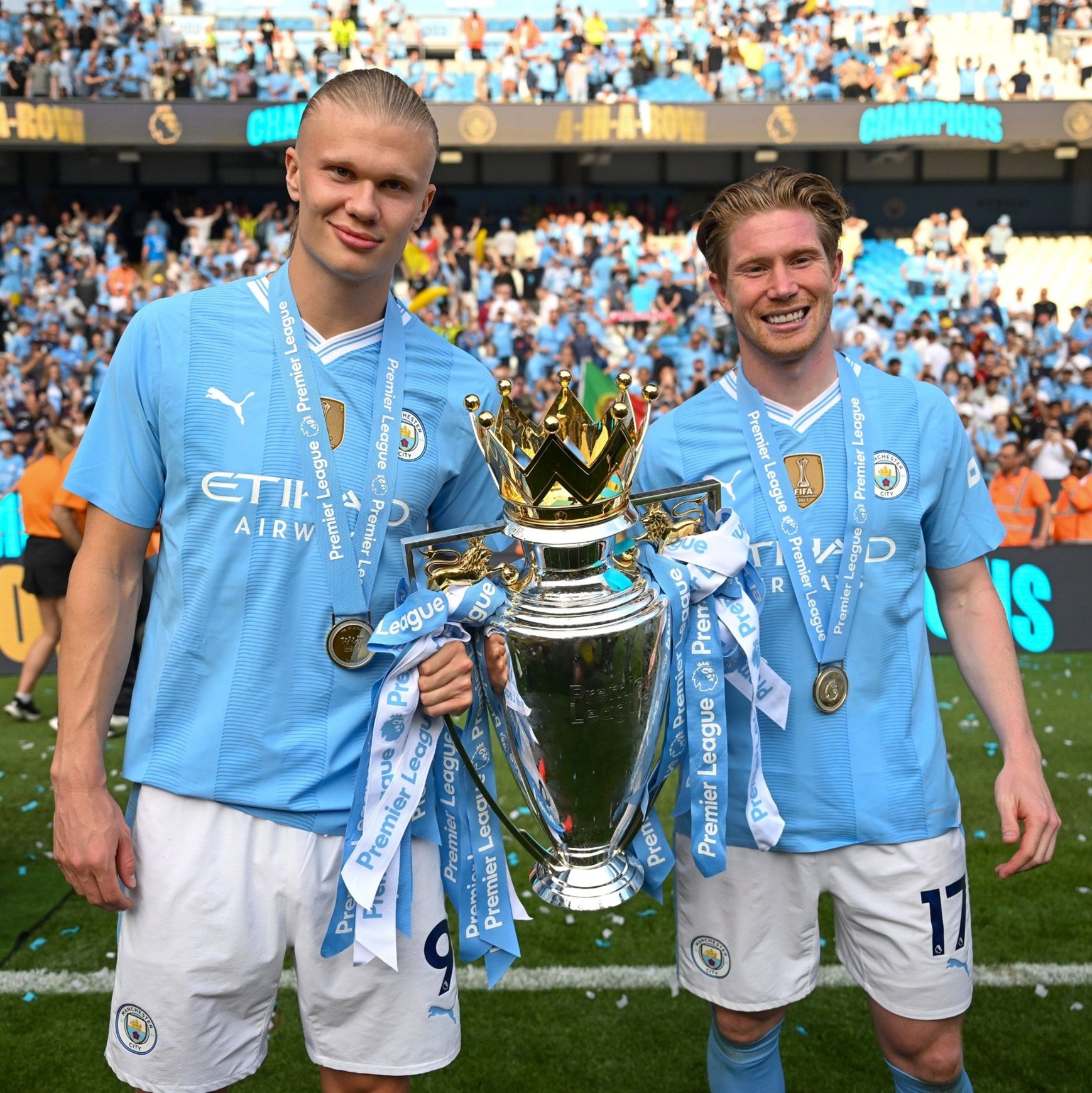 Erling Haaland (kiri) dan Kevin De Bruyne (kanan) memamerkan tropy Premier League.