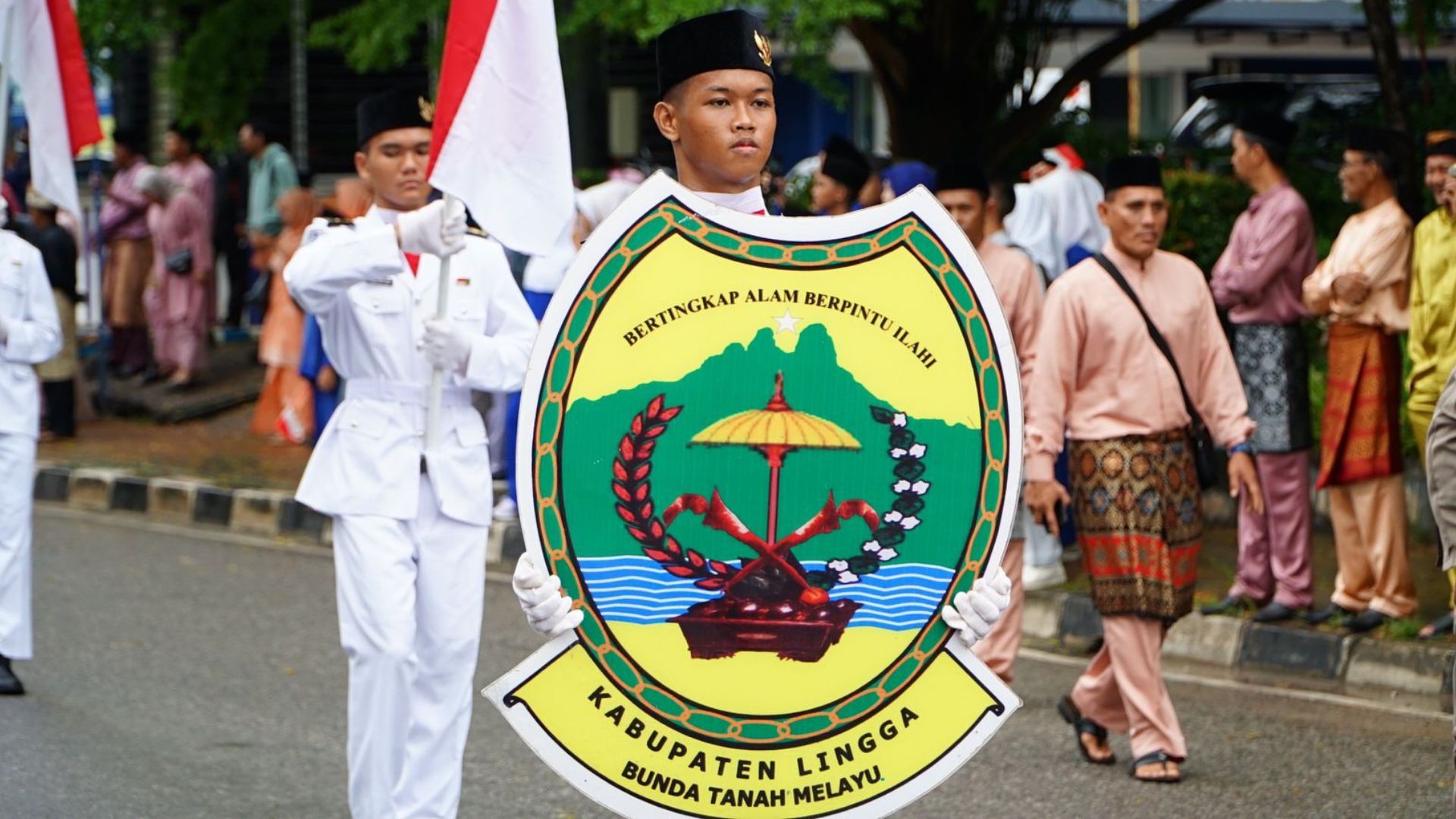 Peserta Kabupaten Lingga pada Pawai Taaruf MTQ ke-X tingkat Provinsi Kepulauan Riau (Kepri) yang berlangsung meriah di Batam, pada Rabu, 29 Mei 2024