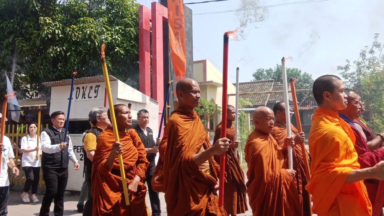 Para sangha melakukan perarakan api dharma dari Mrapen menuju ke Candi Mendut. 