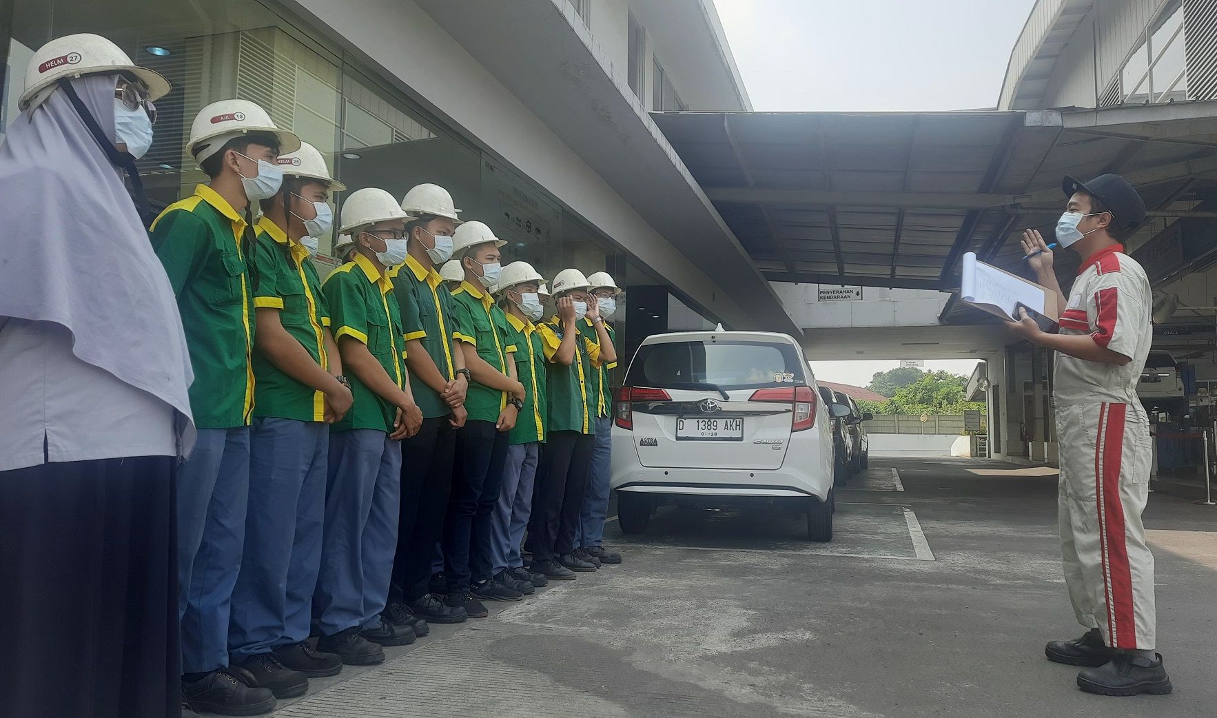 Siswa SMKN 6 Bandung berkesempatan melihat cara kerja dan kualitas service di bengkel Auto2000 Suci.*/ 