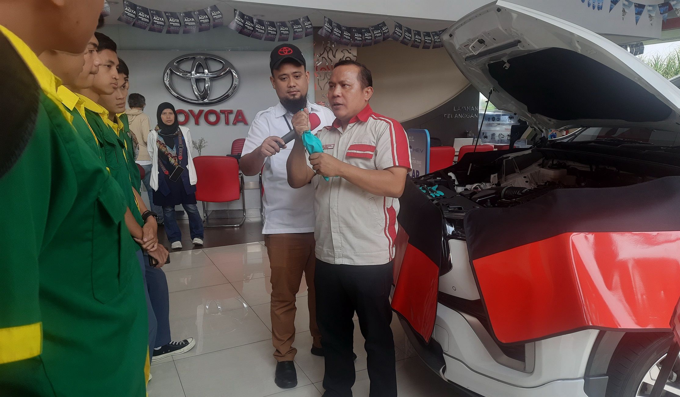 Dedi Suryana, Leader Technical Auto2000 Suci memberikan penjelasan tentang mobil elektrifikasi dengan objek satu unit All new Kijang Innova Zenix Q Hybrid EV.*/   
