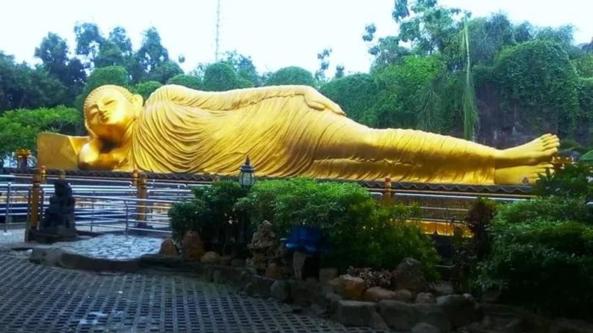 Patung Budha Tidur, salah satu tempat wisata hits dan Instagramable di Mojokerto./Instagram/ @ticka_dewi_purwati
