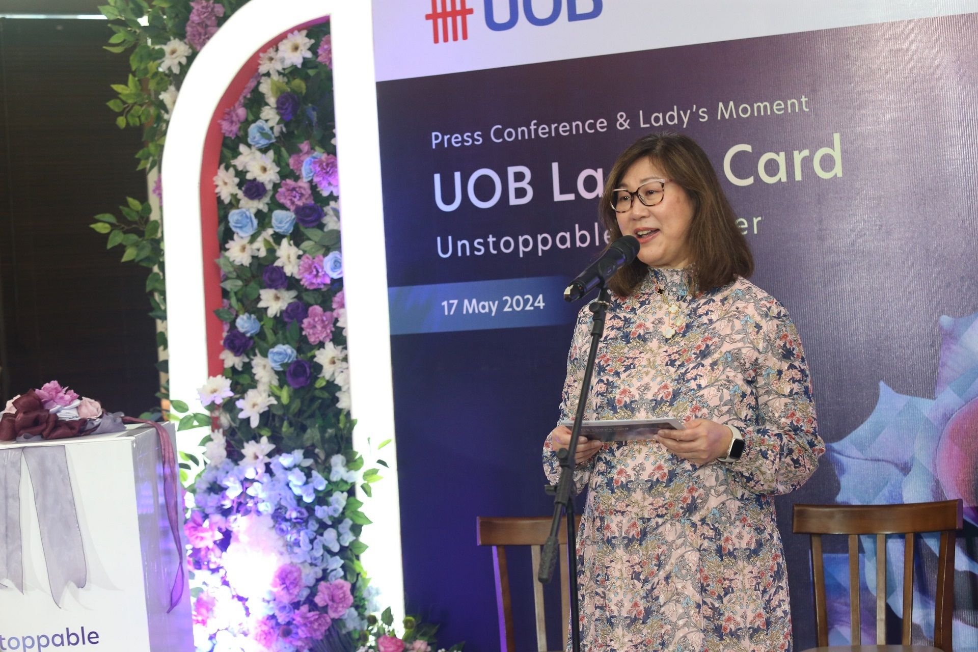 Consumer Banking Director UOB Indonesia Cristina Teh Tan memberikan sambutan pembuka acara peluncuran desain terbaru UOB Lady's Card di Jakarta, Jumat (17/5/2024). Sumber: UOB Indonesia