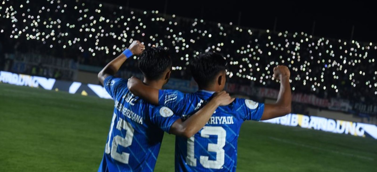 Dukungan luar biasa Bobotoh di laga kontra Bali United di Stadion Si Jalak Harupat, Kabupaten Bandung, Sabtu, 18 Mei 2024, ketika Febri dan Henhen rayakan gol ke gawang Bali United.